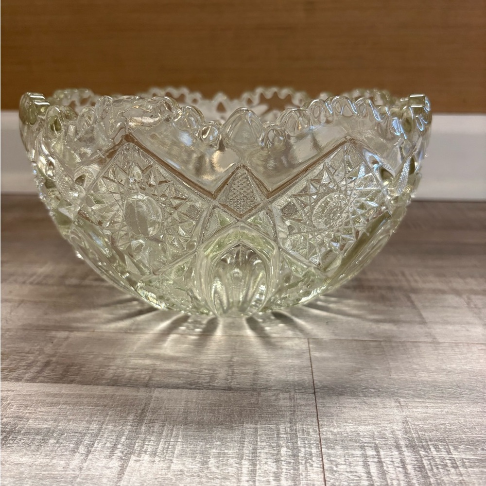 L.E. Smith Crystal Bowl With Hobstar Pattern 8.5 Inch Diameter Bowl